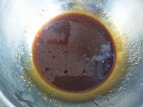 加入玉米油，充分搅拌乳化