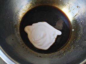 加入酸奶，搅拌均匀