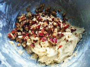 红枣切碎，加入面团里