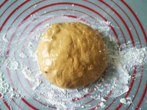 案板上撒些手粉，将面团放上去