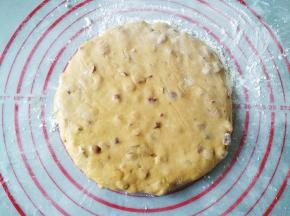 擀成1.5厘米厚的圆饼