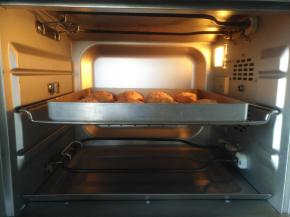 放入预热好的烤箱中层，上火160度下火140度，烘烤20分钟