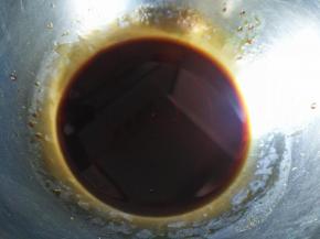 将红糖加水加热融化