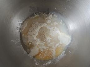 然后倒入100ml清水。水的量要根据面粉的吸湿性来调整，先预留出15g左右不放，最后根据面团的状态来决定是否添加。