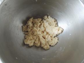 先用筷子手动将所有材料搅拌成没有干面粉的絮状面团。主要是为了避免启动机器以后，面粉飞溅出来。