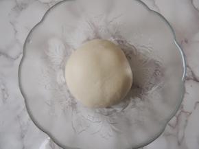 将面团重新揉圆，表面要光滑，然后放入合适的容器中。