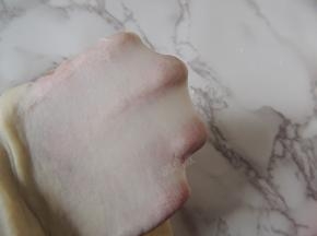启动厨师机的揉面程序，将面团揉至能拉出透明而且不易破的薄膜。