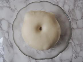 将面团发酵至两倍大小。发酵不看时间，应该看面团的状态。用手指蘸少许面粉插入面团底部，拿出手指以后面团不回缩也不塌陷就代表发酵完成。