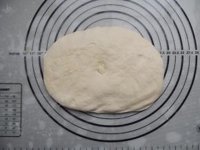 发酵好的面团倒出来，轻轻按压，排出面团里面的空气。