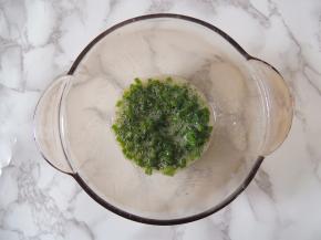 松弛面团的时候，可以来准备葱花馅。小葱清洗干净沥干水分，切成葱花放入碗中，加入蛋液、油、盐、胡椒粉，搅拌均匀备用。