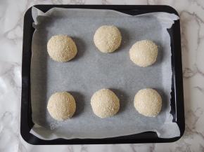 做好之后摆放到铺了油纸的烤盘里，每个面团之间要留出发酵的空间。