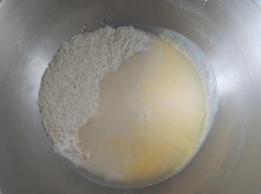 将所有干性材料混合搅拌均匀，然后加入所有的湿性材料。水不要一次性加入，预留10g，根据面团的状态决定是否添加。