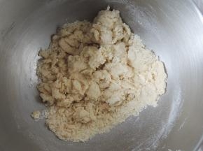 先用筷子将所有材料搅拌成絮状，启动机器后面粉就不会飞出来了。