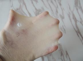 继续揉面，将面团揉至能拉出透明且不易破的薄膜。