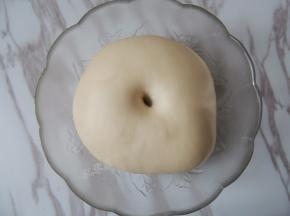 面团发酵至大约两倍大小，用手指蘸干面粉戳入面团中，拿出手指以后，面团不回缩也不塌陷就表示发酵完成了。