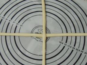 将面团搓成细长的条状，每两根一组，交叉摆放。