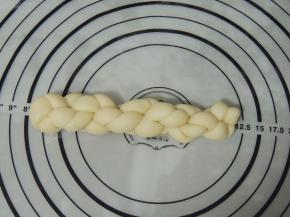 重复上面的步骤，直到结束，编好麻花，结尾部分要捏紧压在底部。