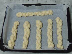 依次做好所有的麻花面团，摆放到烤盘中，中间留出发酵的空间。