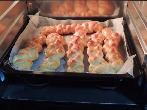 烤至表面金黄就可以出炉了。晾至不烫手以后密封保存。