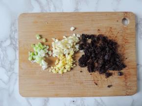 生姜、大蒜、小葱分别清洗干净以后，切成碎末，黑豆豉拍碎压扁。