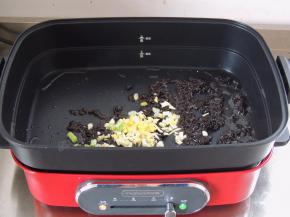 锅中放入油烧热，将黑豆豉倒入锅中，煸炒一下。