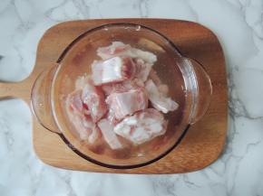 猪肋排剁成小段，装入碗中，放入清水，浸泡一个小时左右。中间要换水，将排骨中的血水泡出来。