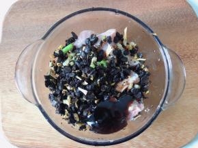 排骨沥干水分，将炒过的豆豉和葱姜蒜末全部倒入排骨中，然后加入适量料酒、酱油、蚝油、盐、糖和少许胡椒粉。