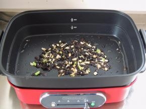 然后放入葱末、姜末、蒜末，小火煸炒出香味，盛入碗中备用。