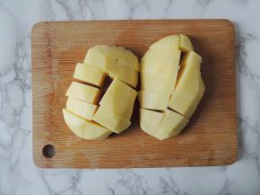 土豆清洗干净，削去外皮，然后改刀切成小块。