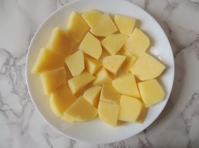 将土豆块摆入耐高温的盘中。土豆块尽量平铺，不要堆叠起来，蒸的时候才更容易熟软。