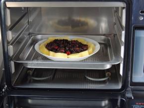 将盘子放在蒸盘上，然后将蒸盘放入蒸烤箱中。