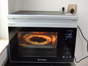 蒸烤箱的水箱装满水，接通电源，选择“纯蒸”模式，设置温度100度，时间40分钟。