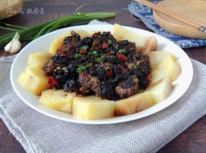 将土豆蒸至软烂，就可以出炉了，撒上葱花就可以了上桌享用啦。