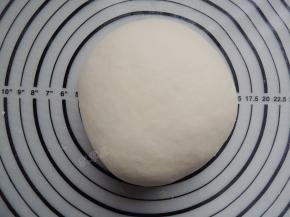 用手用力揉搓面团，将面团揉成光滑柔软的状态。