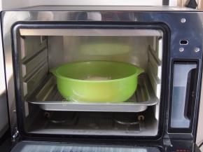 将面团放入合适的容器中，然后放入蒸烤箱里。