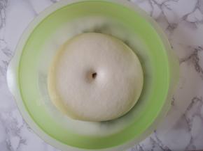 手指蘸少许面粉戳入面团中，拿出手指以后，面团不塌陷也不回缩就表示发酵完成了。将发酵好的面团取出。