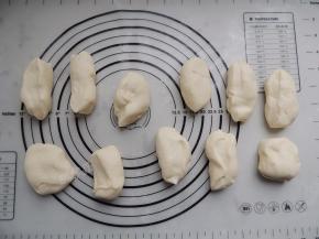 然后将面团平均分割成10个等份的面剂子。