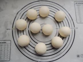 每一个面剂子都要加入少许干面粉，再次充分揉搓，滚圆。