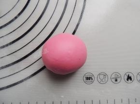 剩下的面团加入烘焙用的粉色可食用色素，揉成粉色的面团。