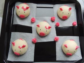 依次做好所有的面团，摆放到烤盘里面。烤盘需要垫上油纸防粘。