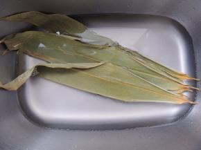 干粽叶清洗干净以后，用清水浸泡2小时左右。