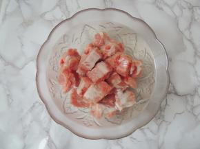 猪肋排用清水浸泡两个小时，中途要换几遍水，将血水泡出来。