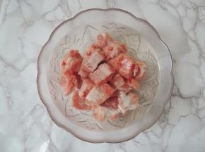 猪肋排用清水浸泡两个小时，中途要换几遍水，将血水泡出来。
