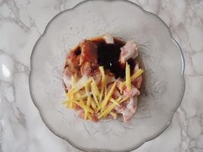 排骨中放入姜丝、蚝油、生抽、老抽、白砂糖和少许现磨黑胡椒粉。