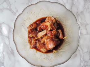 用手将调味料和排骨充分抓匀，腌制1个小时以上。