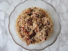 泡好的糯米沥干水分，倒入排骨中，翻拌均匀，让排骨表面裹满米粒。