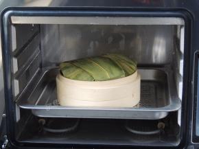 然后将蒸笼放在蒸盘上，蒸盘放入蒸烤箱里面。