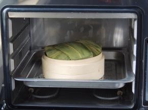 然后将蒸笼放在蒸盘上，蒸盘放入蒸烤箱里面。
