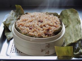 蒸好以后，将蒸盘取出，掀开表面的粽叶，剪掉周围多出来的叶子，然后撒上葱花就可以了上桌享用啦。