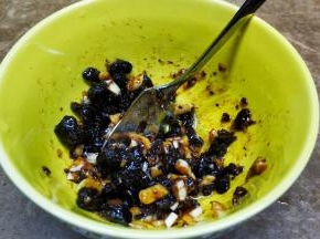 豆豉、蒜粒、姜粒加入油、盐、糖拌均匀备用